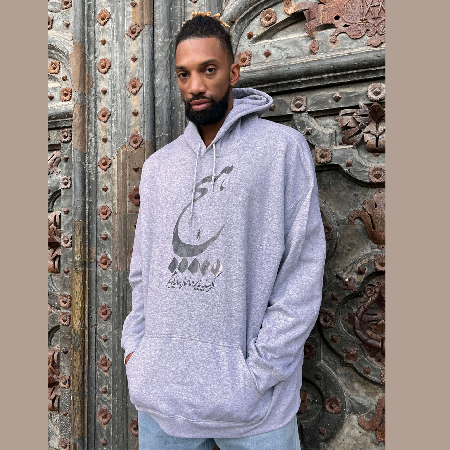 Trendy gray hoodie with Persian ‘Hich’ calligraphy – unisex Farsi streetwear sweatshirt for Gen Z and millennial shoppers in USA and Canada.